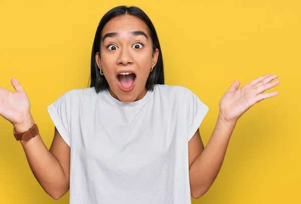 Jonge Aziatische Vrouw Draagt Casual Witte Shirt Vieren Gek Verbaasd — Stockfoto