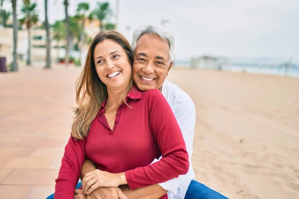 Middelbare Leeftijd Hispanic Paar Glimlachen Gelukkig Knuffelen Zitten Bank — Stockfoto