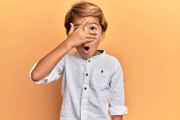 Entzückendes Lateinisches Kind Lässiger Kleidung Das Schockiert Gesicht Und Augen — Stockfoto