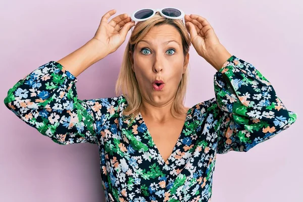 Middelbare Leeftijd Blanke Vrouw Het Dragen Van Bloemen Shirt Zonnebril — Stockfoto