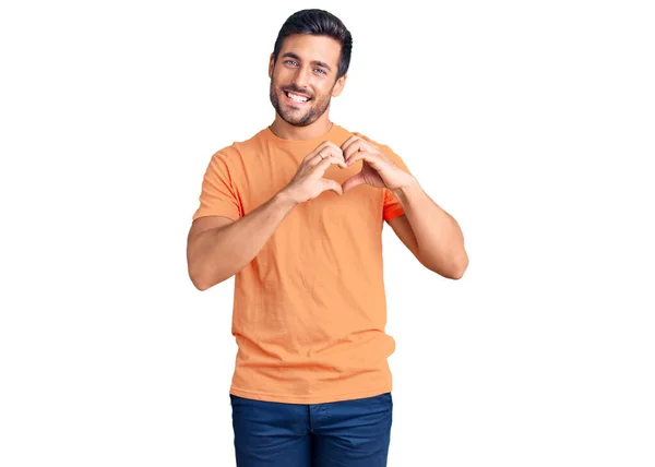Młody Hiszpan Luźnych Ubraniach Uśmiechnięty Miłości Symbolem Serca Kształtem Dłoni — Zdjęcie stockowe