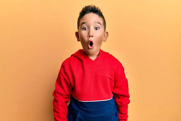 Kleine Jongen Spaanse Jongen Draagt Casual Sweatshirt Bang Verbaasd Met — Stockfoto