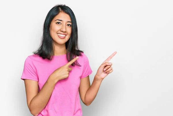 Hermosa Mujer Joven Asiática Vistiendo Casual Camiseta Rosa Sonriendo Mirando — Foto de Stock