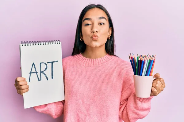 Joven Mujer Asiática Sosteniendo Cuaderno Arte Lápices Colores Mirando Cámara —  Fotos de Stock