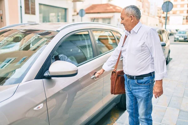 Senior Muž Usměvavý Šťastný Otevření Auta Městě — Stock fotografie