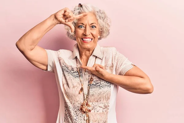 Senior Grijs Harige Vrouw Draagt Casual Kleding Lachende Maken Frame — Stockfoto