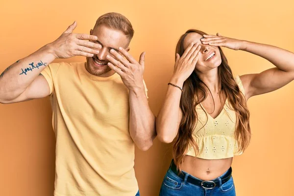 Unga Par Flickvän Och Pojkvän Kramas Och Står Tillsammans Täcker — Stockfoto