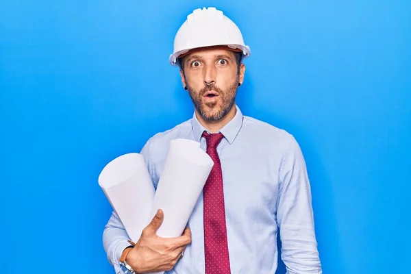 Ung Stilig Man Bär Arkitekt Hardhat Hålla Ritningar Rädd Och — Stockfoto