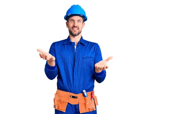 Jovem Homem Bonito Vestindo Uniforme Trabalhador Hardhat Sorrindo Alegre Com — Fotografia de Stock