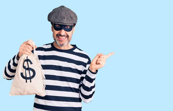 Hırsız Maskesi Takan Orta Yaşlı Yakışıklı Adam Para Çantası Tutuyor — Stok fotoğraf
