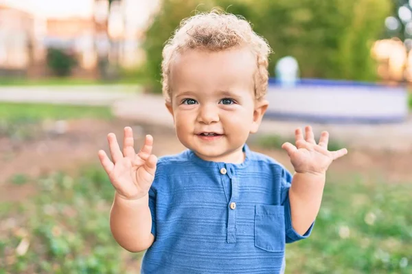 Niño Lindo Feliz Divirtiéndose Parque Día Soleado Hermoso Pelo Rubio — Foto de Stock