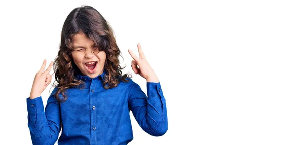 Lindo Niño Con Pelo Largo Con Ropa Casual Gritando Con — Foto de Stock