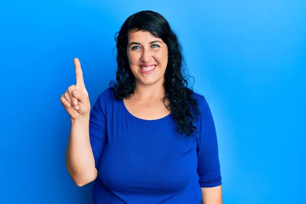 Плюс Розмір Брюнетка Жінка Повсякденній Синій Сорочці Показує Вказує Пальцем — стокове фото