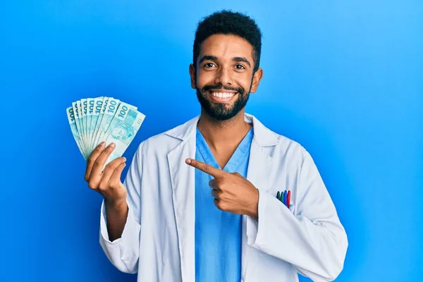 Hombre Hispano Guapo Con Barba Vistiendo Uniforme Médico Sosteniendo 100 — Foto de Stock