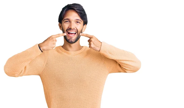 Bonito Homem Hispânico Vestindo Camisola Casual Sorrindo Alegre Mostrando Apontando — Fotografia de Stock