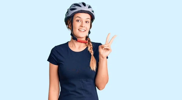 Красивая Белая Женщина Велосипедном Шлеме Показывает Показывает Пальцами Номер Два — стоковое фото