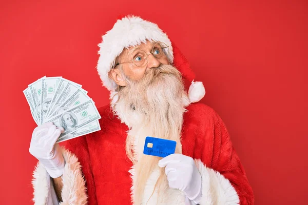 Starý Muž Kostýmu Santa Clause Který Drží Dolary Kreditní Kartu — Stock fotografie