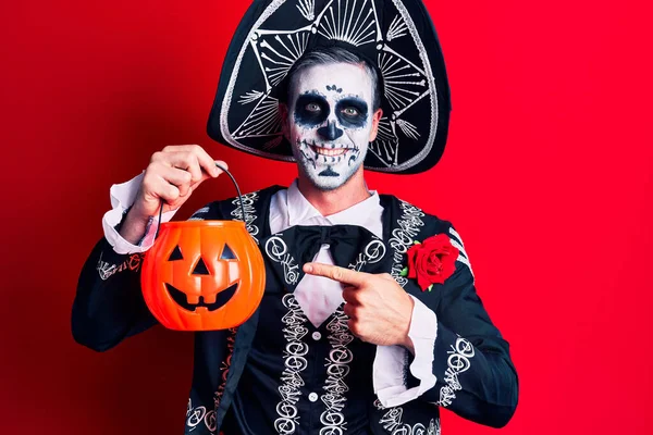 Jovem Usando Dia Mexicano Traje Morto Segurando Abóbora Sorrindo Feliz — Fotografia de Stock