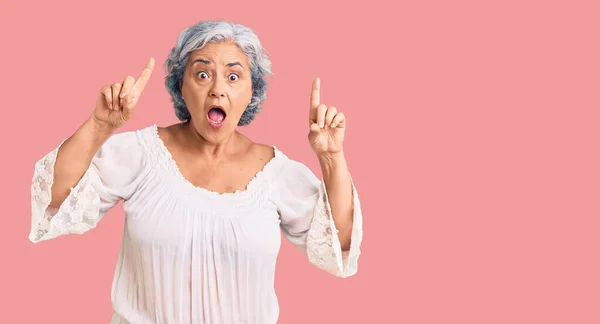 Mujer Mayor Con Pelo Gris Vistiendo Estilo Bohemio Sonriendo Asombrada —  Fotos de Stock