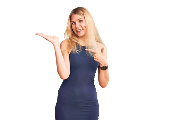 Joven Hermosa Mujer Rubia Vistiendo Vestido Casual Sorprendido Sonriendo Cámara — Foto de Stock