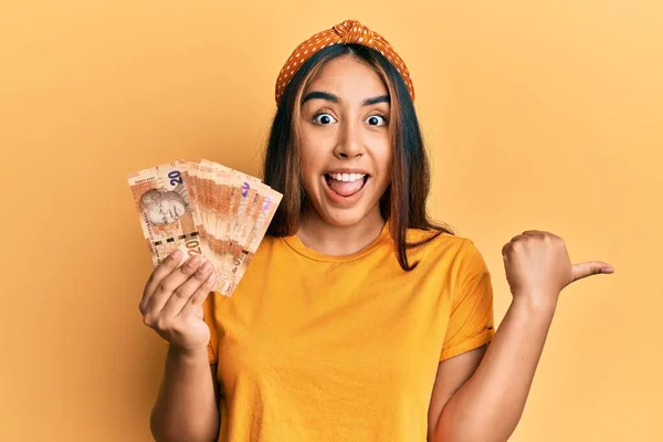 Güney Afrika Rand Banknotlarını Elinde Tutan Genç Latin Bir Kadın — Stok fotoğraf