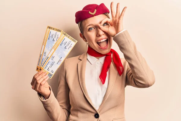 Fiatal Gyönyörű Szőke Lány Visel Stewardess Egyenruha Gazdaság Beszállókártya Mosolyogva — Stock Fotó