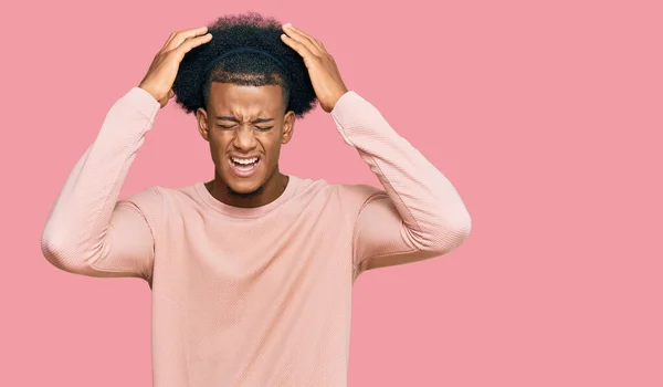 Afro Amerikaanse Man Met Afrohaar Die Casual Kleren Draagt Die — Stockfoto