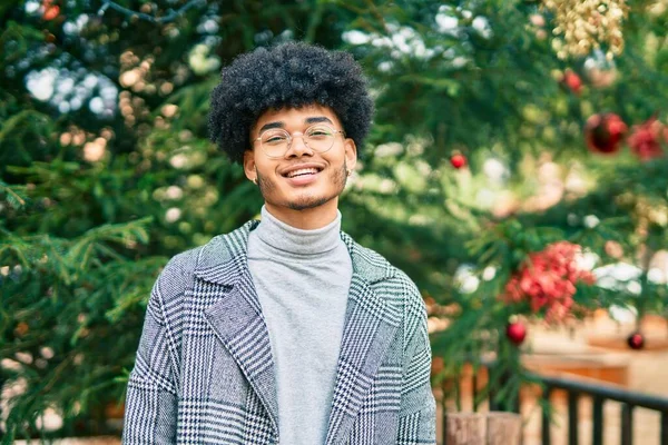 Genç Afrikalı Amerikalı işadamı parkta mutlu bir şekilde dikiliyor..