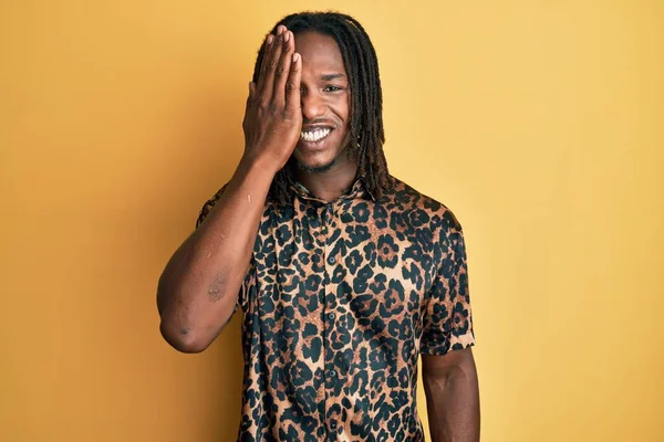 Африканский Американец Косичками Леопардовой Рубашке Животного Покрывающей Один Глаз Рукой — стоковое фото