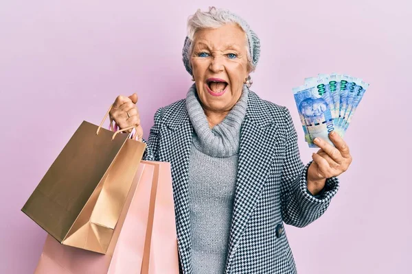 Senior Mujer Pelo Gris Sosteniendo Bolsas Compras Rands Sudafricanos Billetes — Foto de Stock