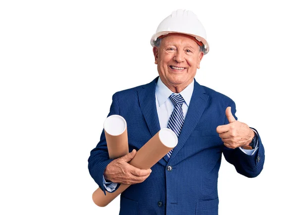 Senior Bonito Homem Cabelos Grisalhos Vestindo Arquiteto Hardhat Segurando Plantas — Fotografia de Stock