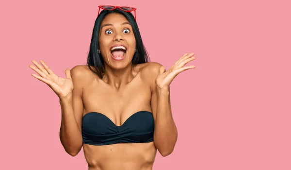 Ung Afrikansk Amerikansk Kvinna Som Bär Bikini Firar Galen Och — Stockfoto