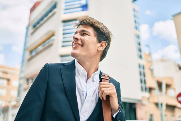 Junger Kaukasischer Geschäftsmann Lächelt Glücklich Durch Die Stadt — Stockfoto