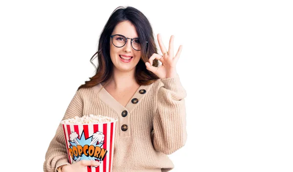 Linda Jovem Morena Comendo Pipoca Fazendo Sinal Com Dedos Sorrindo — Fotografia de Stock