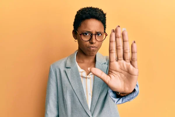 Młoda Afroamerykanka Biznesowej Kurtce Okularach Przestaje Śpiewać Dłonią Wyraz Ostrzegawczy — Zdjęcie stockowe