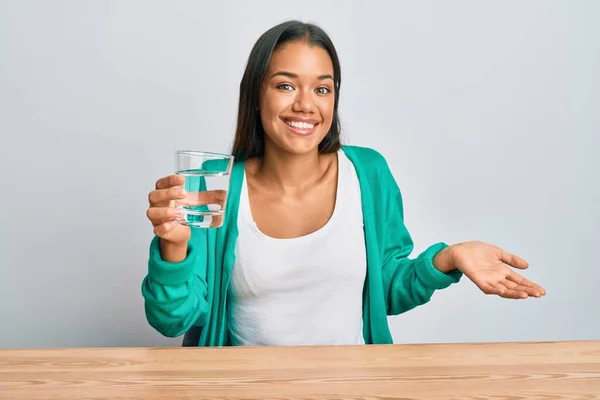 Mulher Hispânica Bonita Bebendo Copo Água Celebrando Realização Com Sorriso — Fotografia de Stock