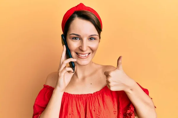 Young Brunette Woman Short Hair Having Conversation Talking Smartphone Smiling — Stock Photo, Image