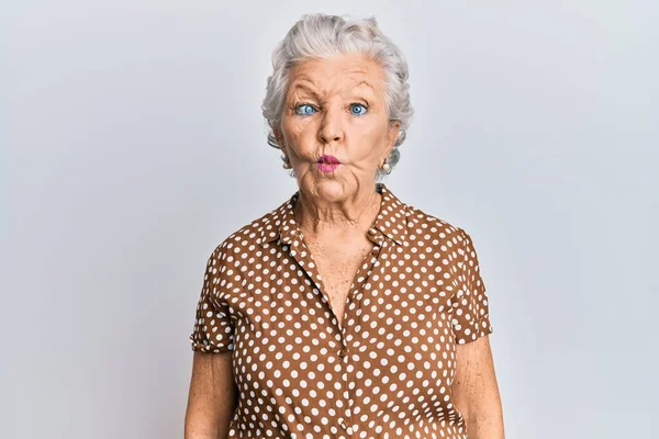 Idősebb Ősz Hajú Alkalmi Ruhában Halfejet Vágva Ajkakkal Őrült Vicces — Stock Fotó