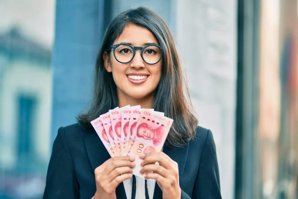 Młoda Latynoska Bizneswoman Uśmiechnięta Trzymająca Mieście Chińskie Banknoty Juanowe — Zdjęcie stockowe
