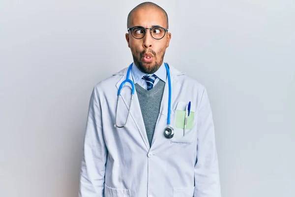 Hombre Adulto Hispano Vistiendo Uniforme Médico Estetoscopio Haciendo Cara Pez — Foto de Stock