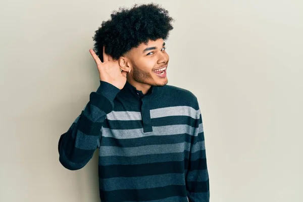 Junger Afrikanisch Amerikanischer Mann Mit Afro Haaren Lässig Gekleidet Lächelnd — Stockfoto