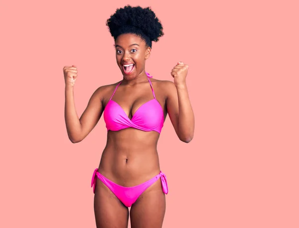 Ung Afrikansk Amerikansk Kvinna Bikini Skrikande Stolt Firar Seger Och — Stockfoto