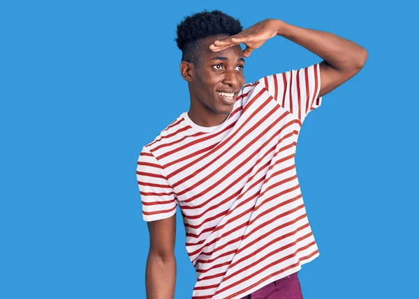Jeune Homme Afro Américain Portant Des Vêtements Décontractés Très Heureux — Photo