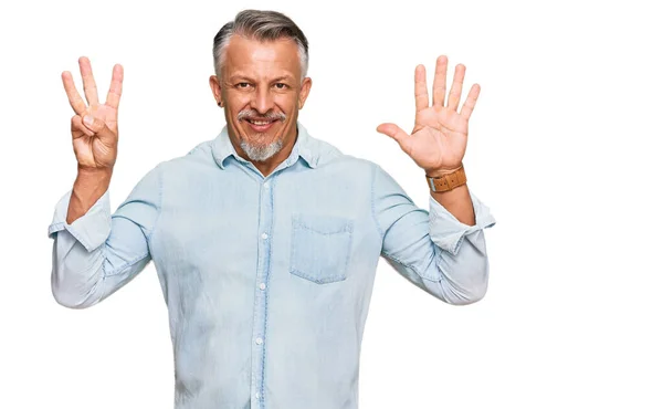 Hombre Pelo Gris Mediana Edad Vistiendo Ropa Casual Mostrando Señalando —  Fotos de Stock