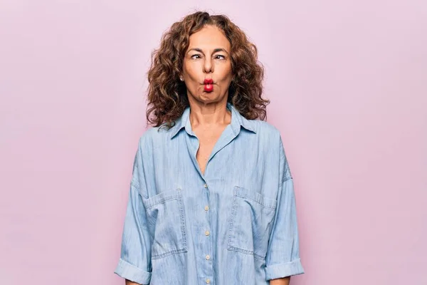 Middelbare Leeftijd Mooie Vrouw Het Dragen Van Casual Denim Shirt — Stockfoto