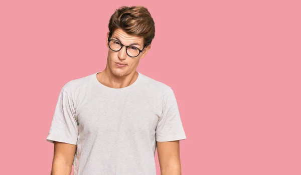 Hombre Caucásico Guapo Usando Ropa Casual Gafas Escéptico Nervioso Frunciendo —  Fotos de Stock