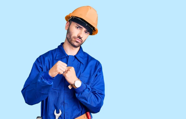 Ung Latinamerikan Man Klädd Arbetare Uniform Redo Att Slåss Med — Stockfoto