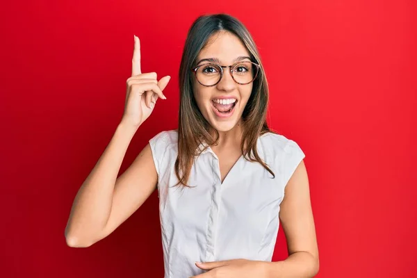 Joven Morena Vestida Con Ropa Casual Gafas Apuntando Con Dedo —  Fotos de Stock