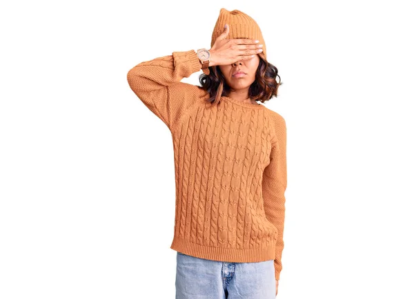 Young Beautiful Mixed Race Woman Wearing Wool Sweater Winter Hat — 스톡 사진