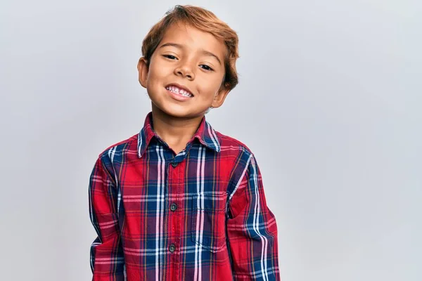 Adorabile Bambino Latino Che Indossa Abiti Casual Con Sorriso Felice — Foto Stock